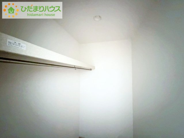 ママに人気のウォークインクローゼット付き！　コートやジャケットはもちろん、季節物や布団なども全部収納できちゃいます(^^)/