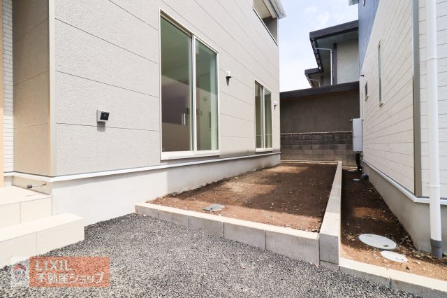 　【お庭】現地完成写真。花壇やウッドデッキ・家庭菜園など色々な使い方ができます！お好みでカスタマイズはいかがでしょうか。