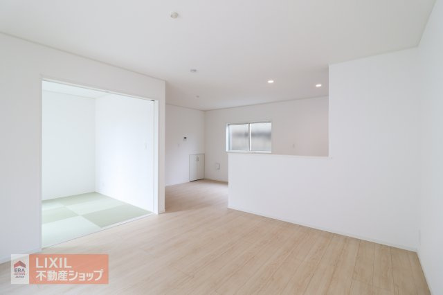 【リビングダイニング】現地完成写真。明るい色合いを基調としたフローリングが優しく光を反射し、より明るい印象に。家族で過ごせるくつろぎの空間にいかがでしょうか？　
