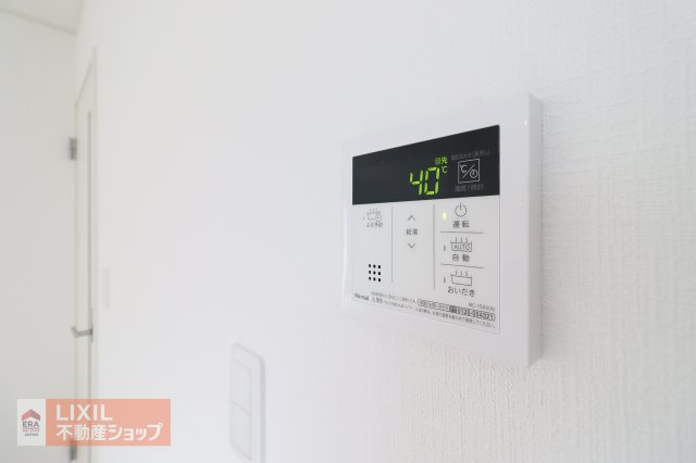 【温水設備】現地完成写真。シンプルなデザインにすることで操作もわかりやすい給湯スイッチ付きで温度調整もラクラクです。　
