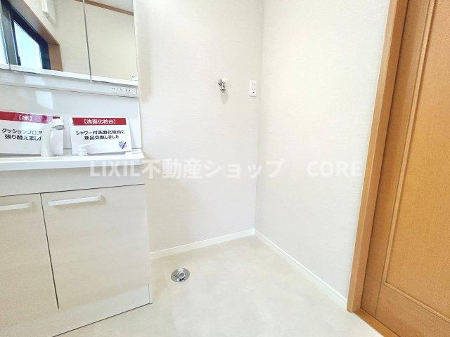 清潔感のある色で統一されたプライベート空間は、身だしなみチェックや肌のお手入れに最適です。