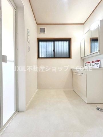 ゆったり落ち着いてお使い頂ける広さが魅力のパウダールーム。朝から気分良く通勤通学に向かえそうですね！