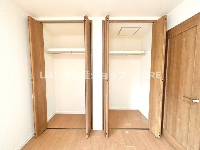 奥行きもあるので、収納ボックスをそのままクローゼットの中へ。部屋にものが出ずスッキリ。
