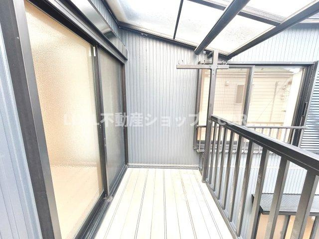 急な雨の洗濯物も安心の屋根付きバルコニー！日当り良好もよく洗濯物もすぐ乾きます。