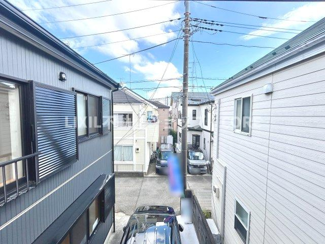 気持ちのいい空が見渡せる広いバルコニー。通風・採光にも優れ、心地よい光と風があふれています。