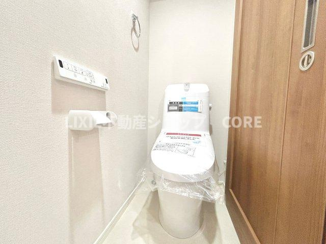 そのゆったりとした空間には洗練されたデザインのウォシュレット付きトイレを装備！
