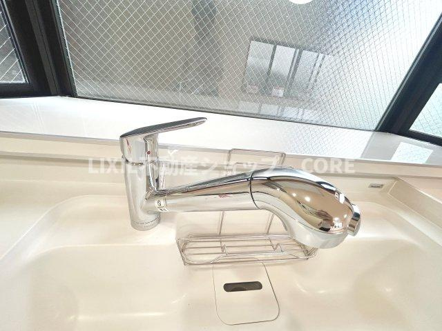 浄水と水道水を切り替えて使用できるスッキリとしたデザインの浄水器一体型水栓。