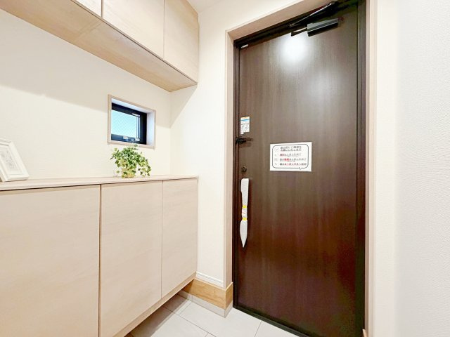 ◆光の渦が溢れた明るい玄関ホール。「おかえり」と「ただいま」が交差するお家の顔とも言える場所は爽やかで心地良い空間となっています。すっきり片付いた玄関で来客時にも自信が持てそう。
