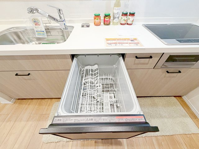 ◆食後の食器洗いは食洗機にお任せ！ご家族と団らんの時間を。家事の時短に効果大の食洗器付き。高温洗浄、節水効果もございます。