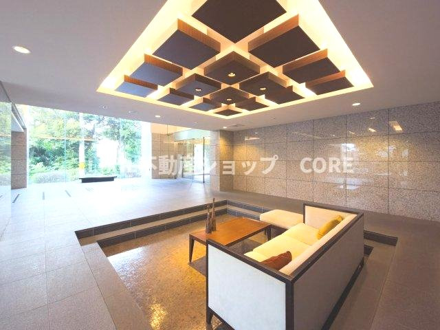 ラウンジは、マンションの共用スペースに椅子やテーブルなどを配置した利用者が寛げる空間です。