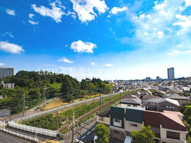 気持ちのいい空が見渡せる広いバルコニー。通風・採光にも優れ、心地よい光と風があふれています。