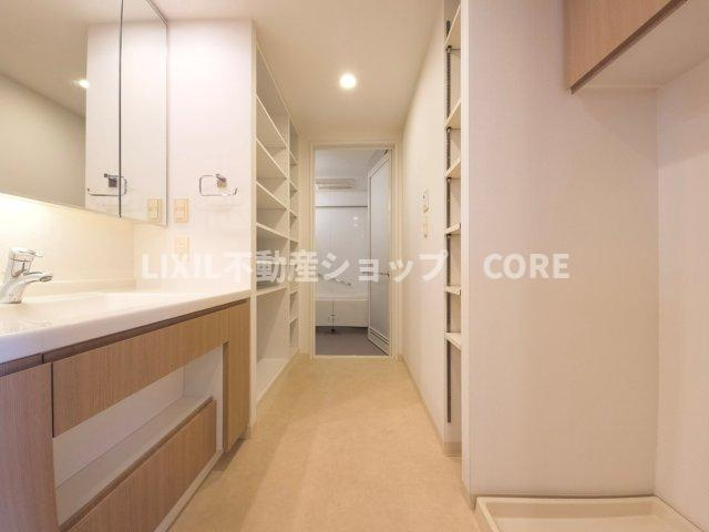 収納もあり、スッキリと見映えの良い空間に拵えました。時間に余裕とゆとりを持たせます。