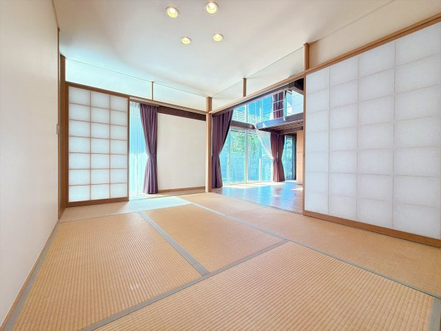 1Fの和室になります♪客間、お子様の遊び場としてはもちろん家族でゆったりとお過ごしいただけます♪