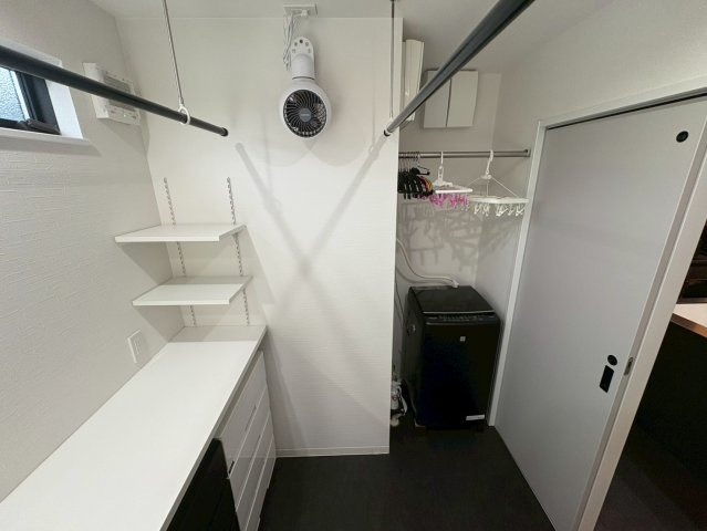 使い勝手を重視した家事ラク動線のランドリースペース。室内干し用のパイプや棚収納を備え、洗濯から片付けまでをスムーズに行えます。コンパクトながら機能性に優れ、天候を気にせず洗濯ができる便利な空間です。