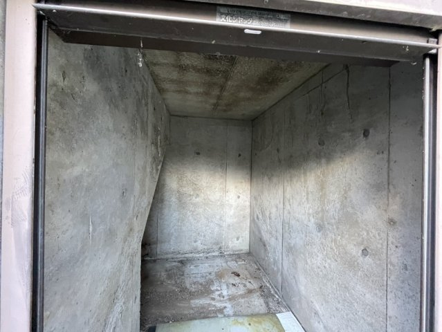 駐輪場、バイク他、自電車やベビーカーなど停められるスペースとなっております。　室内に置けない様な荷物もこのようなスペースがレば安心ですね。　色々な用途に活用頂けるスペースとなっていますのご覧ください。