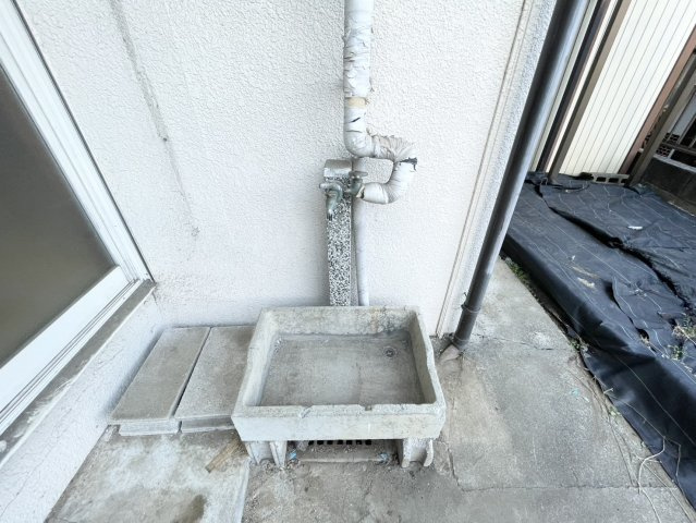 敷地内に散水栓や立水栓があると便利です。水道水を直接利用できるため、水を運ぶ手間を省くことが出来ます。大量の水を必要とする洗車作業や清掃などに役立ちます。その他設備とあわせて、現地でご確認ください。　