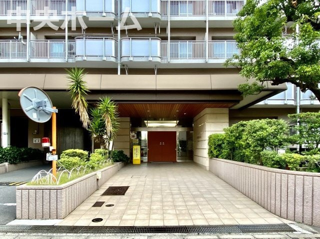 【エントランス】マンションのエントランスは、その物件の印象を決める、顔とも言える場所です。毎日通る場所ですからきれいなのが一番です。エントランス内はオートロックですので暮らしの安全も確保されています。