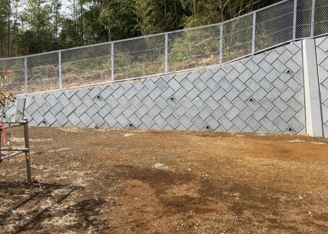 家を建てる場合、方位は要チェックです。現実的に日当たりのよい家ならばリビングは南側、建築基準法でも北側に当たる家への配慮は求められています。土地を見学に行く際は、方位磁針を持って行くようにしましょう。