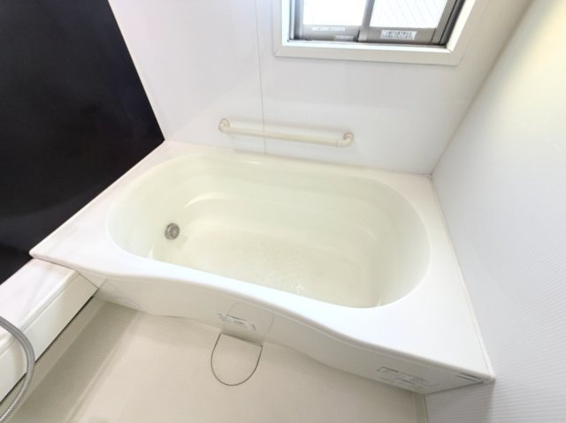 【浴室】　浴槽には保温性の高い設計を採用し、冷めにくいお湯でゆったりと湯船に浸かれます。