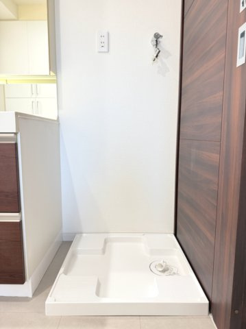 【室内洗濯機置き場】　室内洗濯機置き場を確保。天候を気にせず洗濯でき、家事動線もすっきり整います。