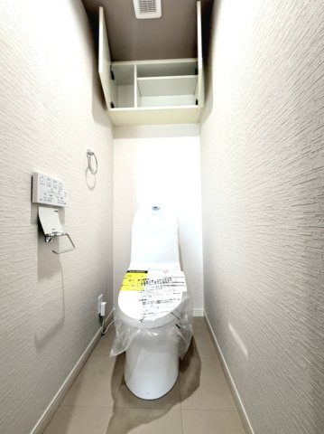 【トイレ】　明るく清潔感のあるトイレ空間。来客時にも安心してお使いいただける、快適な設備です。