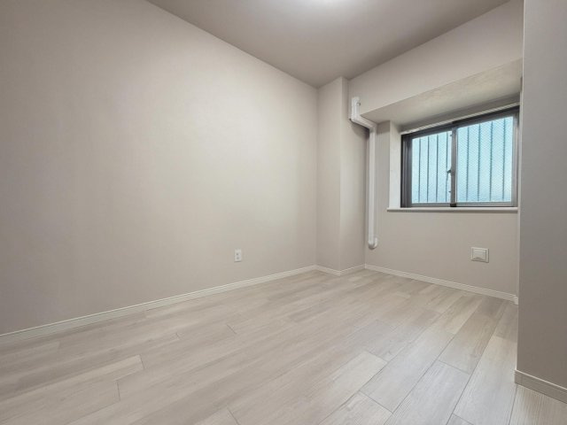 【洋室約5.3帖】　約5.3帖の洋室は、家具の配置もしやすい使い勝手の良いお部屋です。