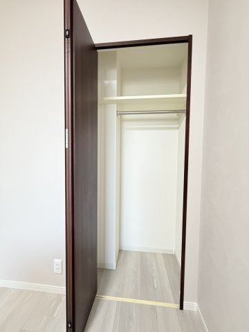 【洋室約5.3帖　収納】　お部屋にはたっぷり収納できるクローゼットを完備。衣類も整理しやすく便利です。