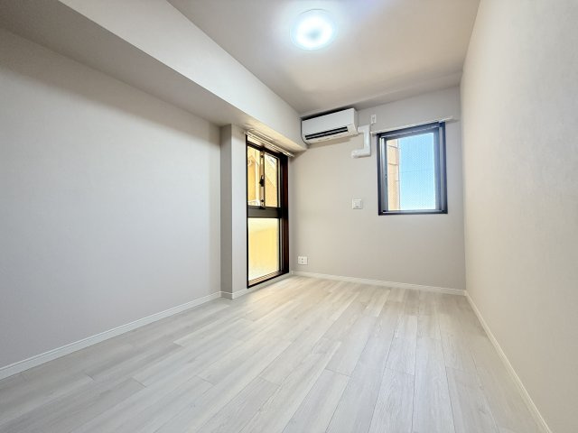 【洋室約5.7帖】　約5.7帖の洋室は子供部屋にぴったりの広さ。成長に合わせて自由にレイアウトできます。