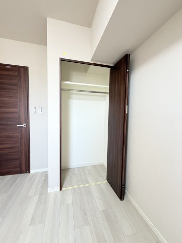 【洋室約5.7帖　収納】　子供部屋にも収納を完備。おもちゃや衣類をまとめて片付けられ、お部屋を広く使えます。