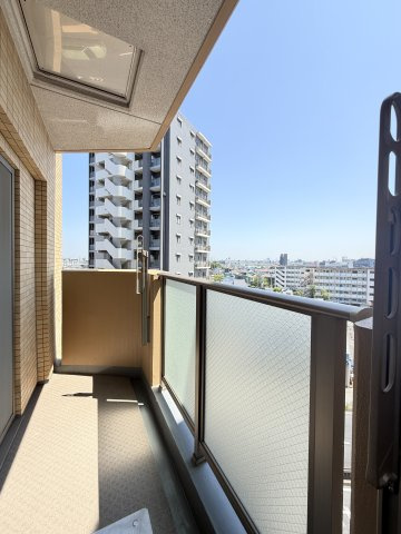 【バルコニー】　南東向きで陽当たり良好なバルコニー。洗濯物干しにも便利で、気持ちの良い時間を過ごせます。
