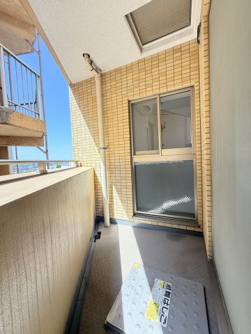 【バルコニー】　南西向きのバルコニーは夕方まで陽当たりが続き、洗濯物もしっかり乾かせます。