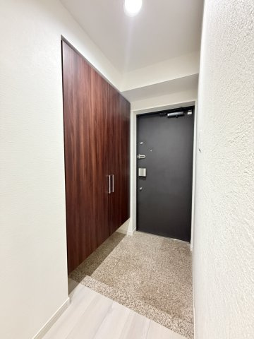 【玄関】　明るく開放的な玄関は、住まいの第一印象を上質に演出。毎日気持ちよく迎えられます。