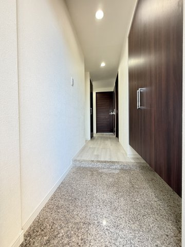 【廊下】　明るい光が差し込む廊下は、各部屋への動線もスムーズ。清潔感のある内装でまとめられています。