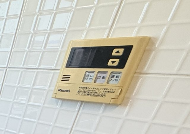 【給湯器】　キッチンからも操作できる給湯リモコンを設置。温度調整が簡単で、毎日の家事がスムーズです。