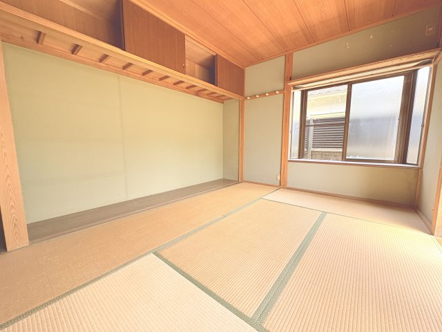 畳の温かみを感じられる和室は、くつろぎの空間として最適。収納もあり、布団や季節物の収納にも便利です。来客用としてはもちろん、お子様の遊び場や寝室としても活用可能。落ち着いた雰囲気で心安らぐ時間を。