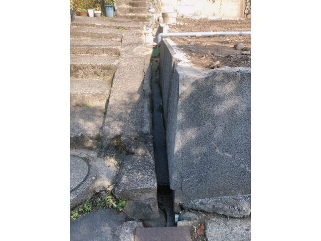 隣地との間の水路