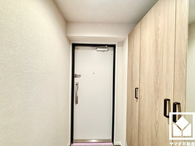 玄関にはシューズボックスを設置。家族の靴もしっかり収納できるので、玄関がいつも片付き、気持ちよくお客様を迎えられます。お出かけの前のチェックにも便利な姿見付きです。