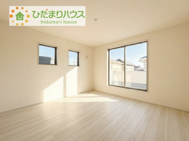 広めの主寝室は、ベッドの他にもパソコンデスクやドレッサーなども置けちゃいます(*^-^*)