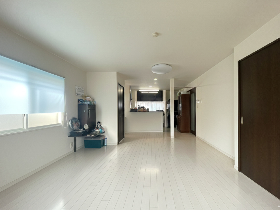 奥行きのあるLDKは、ダイニングスペースとの一体感が魅力。キッチンカウンターが程よい距離感を保ち、生活感を抑えつつ開放的な印象を与えます。床は明るいカラーで統一され、室内全体が広く感じられる設計。