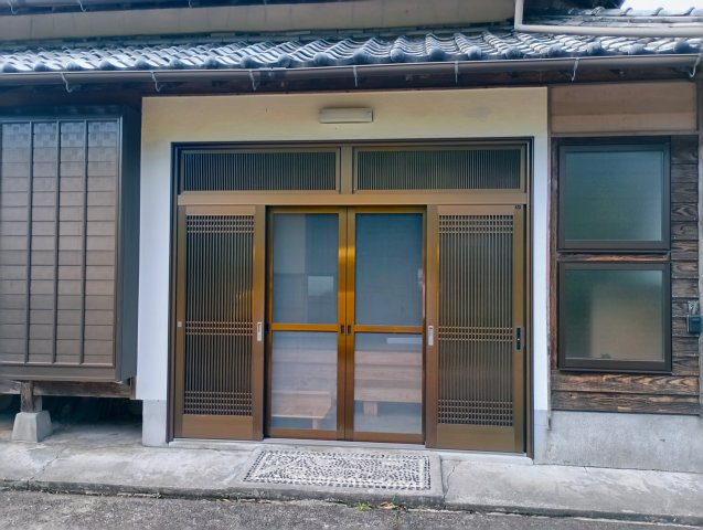 立派な縦構えの玄関！スライドドアが昭和の味を出しています