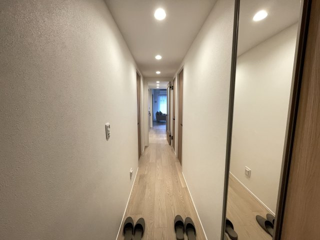 大きな鏡のついた玄関で、お出かけ前の身だしなみチェックもバッチリです。　