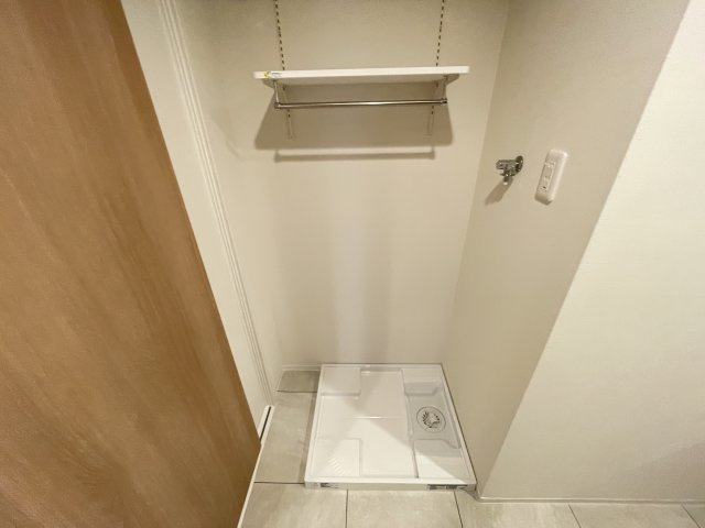 洗濯機置き場の上にも収納スペースがあり、小さなお子様の洗剤等の誤飲も心配不要。　