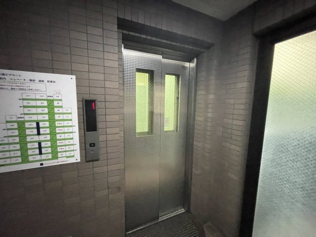 重たい荷物を持っていても、エレベーターがあれば安心です。　