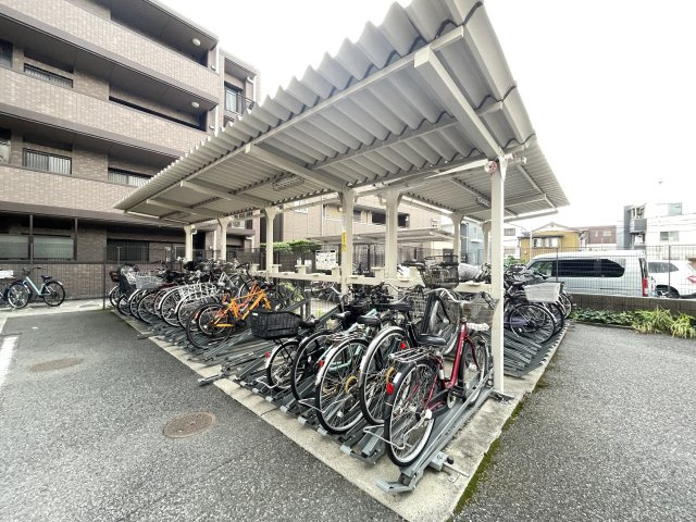 屋根付きの駐輪場で、サビや汚れの心配も不要。　　