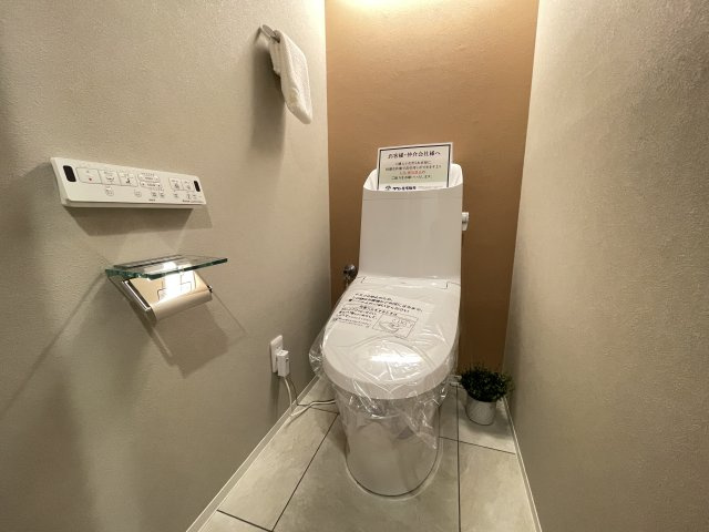 温水洗浄便座付きの清潔感あるトイレは、落ち着いた空間に。　