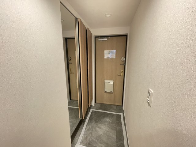 大きな鏡のついた玄関で、お出かけ前の身だしなみチェックもバッチリです。　