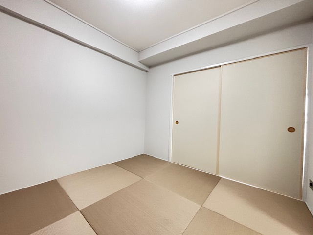 隣の和室と引き戸で仕切られています