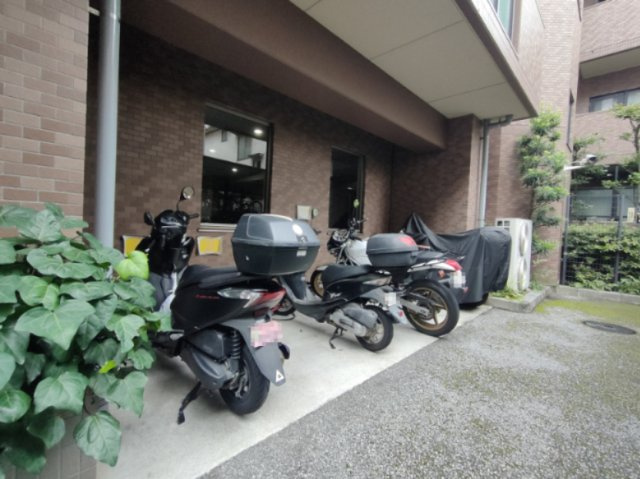 【バイク置き場】