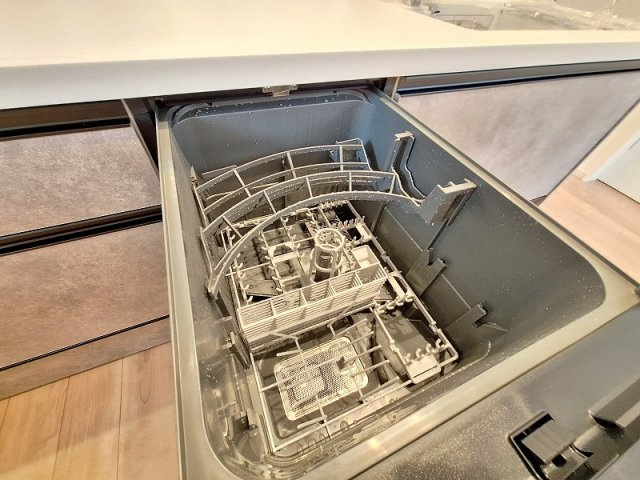 出しっぱなしの食器をなくして、いつも美しく。システムキッチン一体型のビルトイン食洗機。　