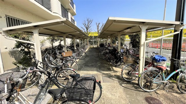 屋根付き駐輪場です